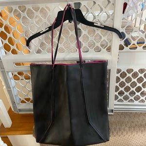 Twelve NYC Bloomingdale’s exclusive tote